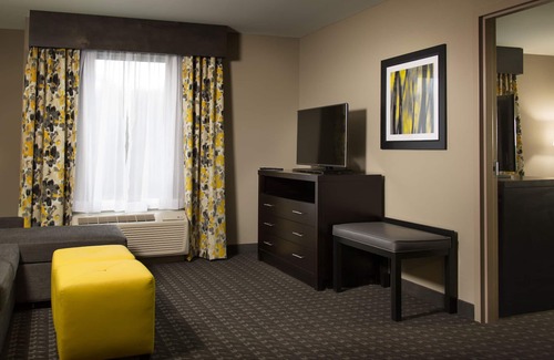 Madison Hotel | Holiday Inn Express & Suites Madison Central by IHG