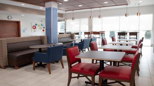 Marion Hotel | Holiday Inn Express & Suites - Marion by IHG