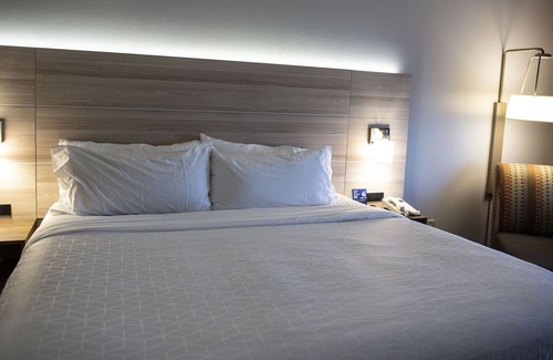 Sedalia Hotel | Holiday Inn Express & Suites Sedalia by IHG