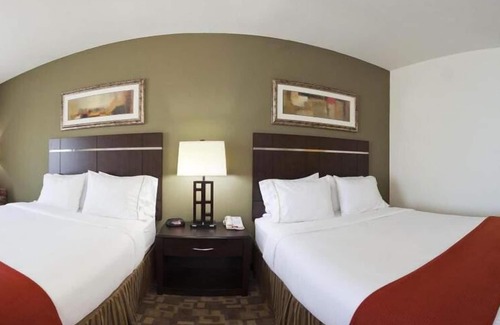 Topeka Hotel | Holiday Inn Express & Suites Topeka North by IHG