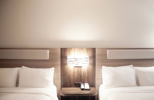 Overland Park Hotel | Holiday Inn Express and Suites Overland Park by IHG