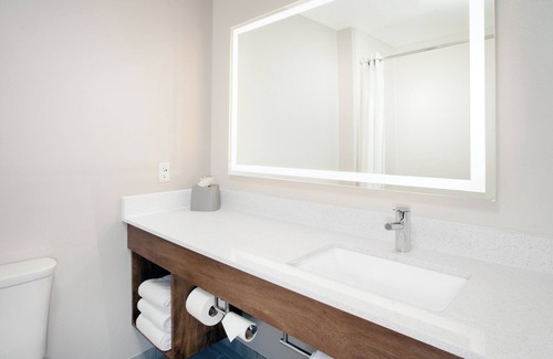 Port Washington Hotel | Holiday Inn Express & Suites Port Washington by IHG