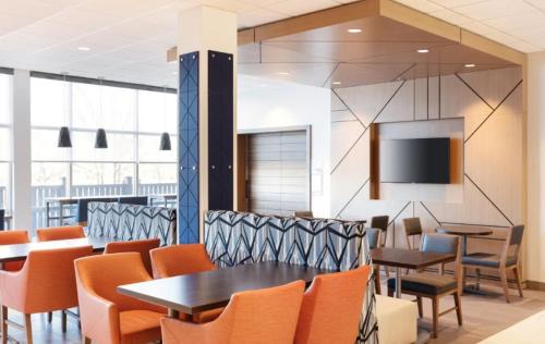 Stevensville Hotel | Holiday Inn Express & Suites Stevensville - Benton Harbor by IHG