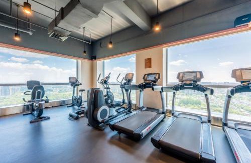 Pudong Hotel | Holiday Inn Shanghai Pudong Kangqiao by IHG - Free shuttle bus to Disney land, Ins Swimming Pool