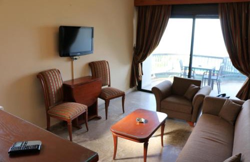 Jounieh Hotel | Holiday Suites Hotel & Beach Resort