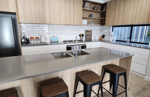 Adelaide House | Holiday @ the Beach + Spa Bath. King Bed Master with TV & ensuite