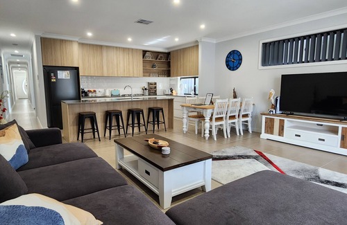 Adelaide House | Holiday @ the Beach + Spa Bath. King Bed Master with TV & ensuite