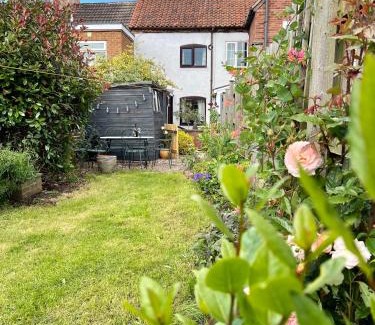 Edwinstowe House | Holly Cottage Cosy Home In Sherwood Forest