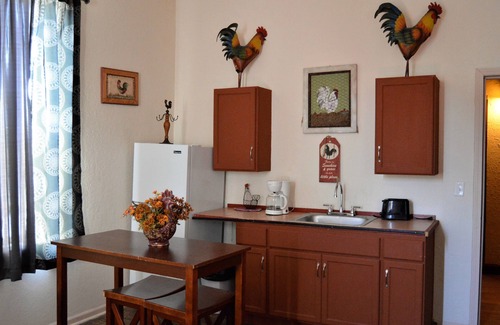 Holly House | Holly Inn Suites