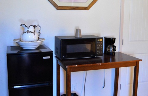 Holly House | Holly Inn Suites