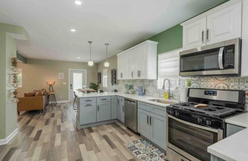 Ottawa House | Home 15 min from Starved Rock and Chicago Skydive!