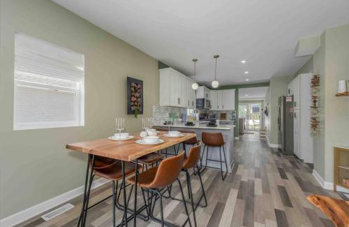 Ottawa House | Home 15 min from Starved Rock and Chicago Skydive!