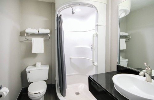 Topeka Hotel | Home 6 by Townhouse Topeka KS I 70