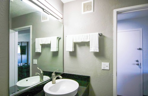 Topeka Hotel | Home 6 by Townhouse Topeka KS I 70