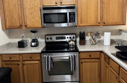 Morrow House | Home away from home! 3 bedroom house in pleasant Morrow! Mins from ATL Airport.