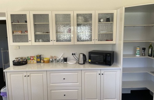 Young Cottage | Home away from home. Accomodation in Young. Spacious, cute & cosy cottage All 4U