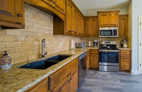 Tracy House | Home Away from Home Close to KCI Airport, Weston