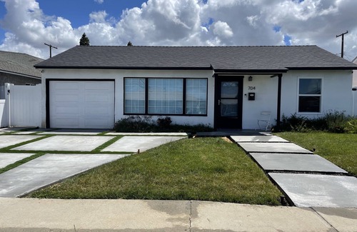 Compton House | Home in a quiet area close to freeways shopping centers and restaurants