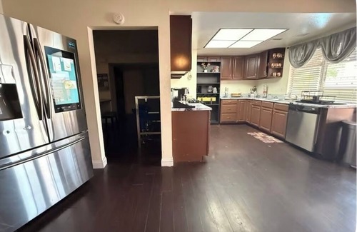 Paradise House | Home in the heart of Las Vegas, private pool and pet friendly.