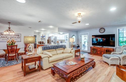 Putnam Hall House | Home on Lake Hutchinson with Dock!