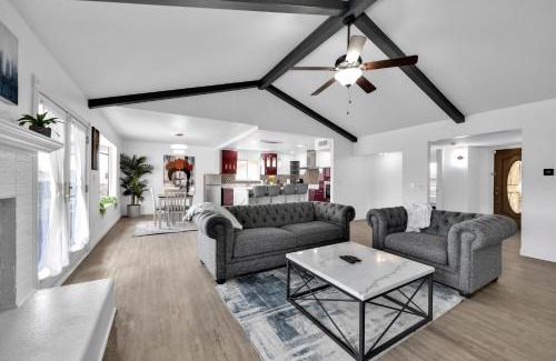 El Paso House | Home with Mountain View/Pool/Tub