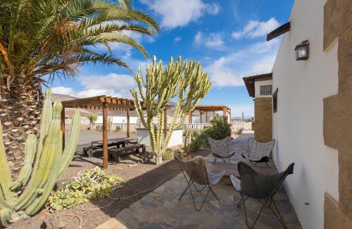 Puerto del Rosario Villa | Home2Book Serenity Villa with Private Pool