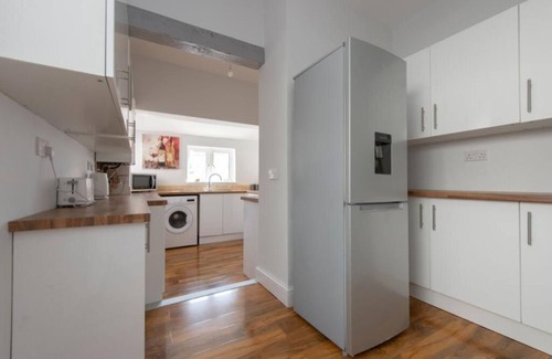 Gillingham House | Homely 6 Bedroom House in Gillingham, 10 separate beds 4 bathrooms, 15 sleeps