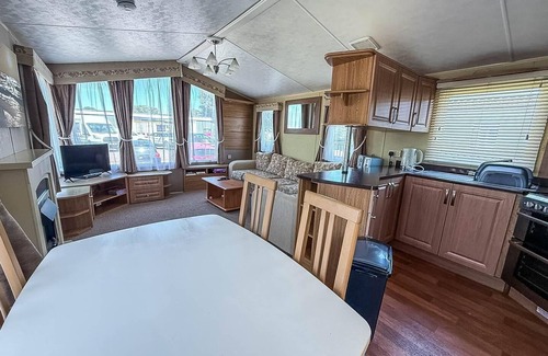 Walton on the Naze House | Homely 8 berth caravan near to the beach in Walton-on-the-Naze ref 17157P