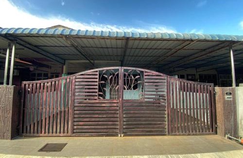 Kepala Batas House | Homestay Loveina Bertam