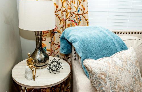 Broussard Apartment | Hometown Hideaway King Ste 6 mi to Sports Complex