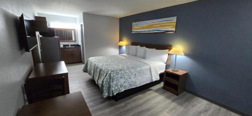 LaGrange Hotel | HomeTowne Studios by Red Roof LaGrange