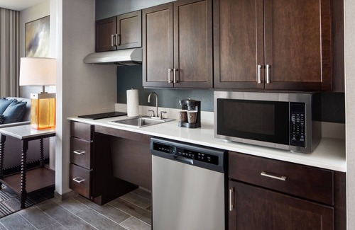 Teaneck Hotel | Homewood Suites by Hilton Teaneck Glenpointe
