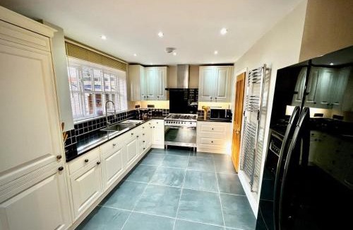 Cambridge House | Honey Hill Cottage - 4 Bedroom Detached House