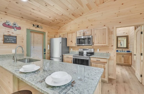 Cosby Cottage | Honeybee Cottage, Pickleball Court, Creek, WIFI, Mountain Views, Starting at $69