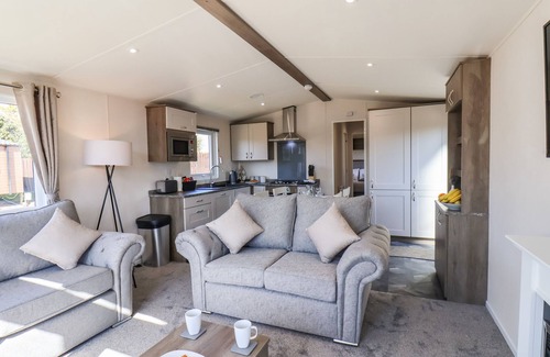 Runswick Bay Cottage | HONEYSUCKLE LODGE, pet friendly, with hot tub in Staithes