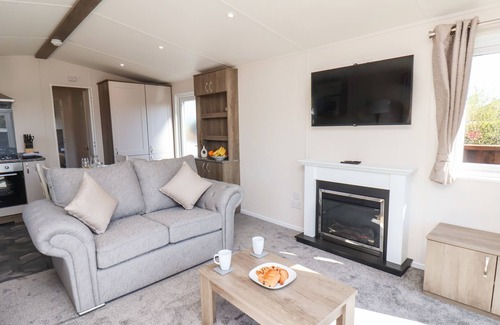 Runswick Bay Cottage | HONEYSUCKLE LODGE, pet friendly, with hot tub in Staithes