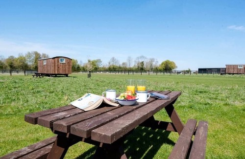 Bedfield Cabin | Honeysuckle Farm Hut 5 - Suffolk Farm Holidays