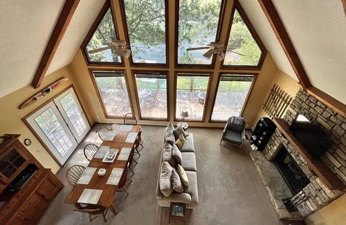 Crane Hill House | Honeysuckle Point sleeps 14 with 2 main bedrooms & en suite plus much more!