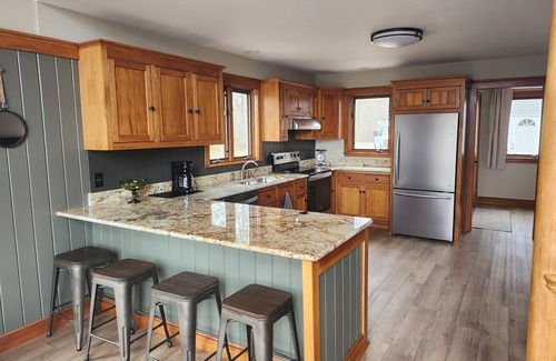 Outing Cabin | Hooked on Lake Roosevelt Spacious Cabin + Pontoon Rental