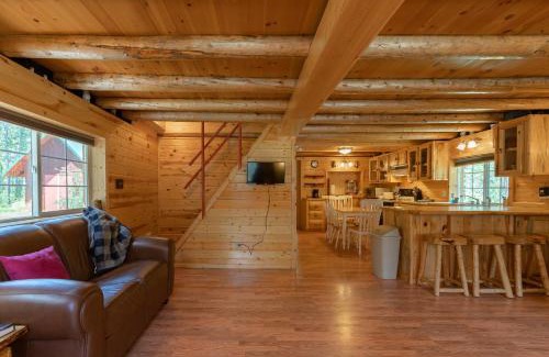 Island Park House | Hooter Hollow by KABINO Fire Pit Big Driveway SmartTV Grill WiFi