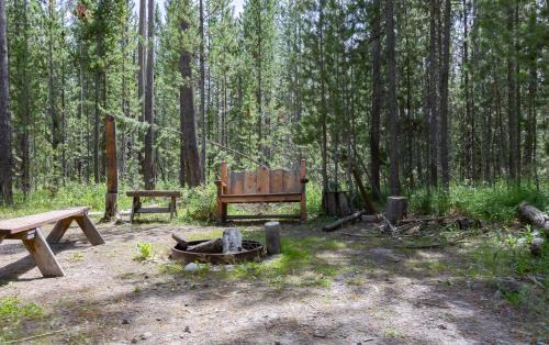 Island Park House | Hooter Hollow by KABINO Fire Pit Big Driveway SmartTV Grill WiFi