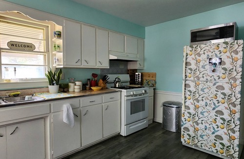 Taylor Berry House | Horsemen-Friendly Cottage in Lucky Horseshoe. 5min walk to Churchill Downs.