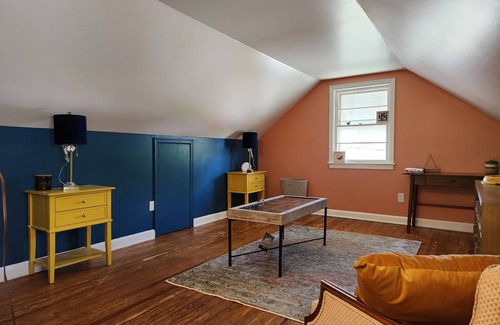 Taylor Berry House | Horsemen-Friendly Cottage in Lucky Horseshoe. 5min walk to Churchill Downs.