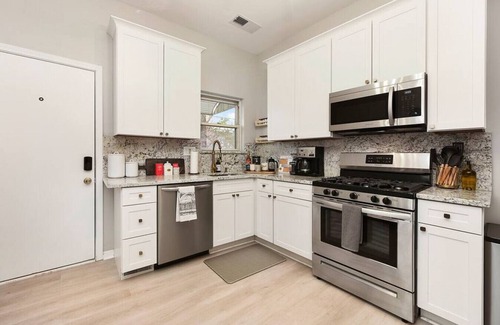 Lawrenceville House | ★ HostWise Stays ★ 4 Blocks From UPMC Children's