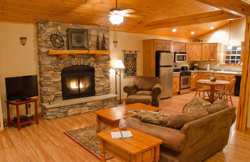 Carbondale Cabin | Hot Tub Cabin- In the Heart of Shawnee Wine Trail