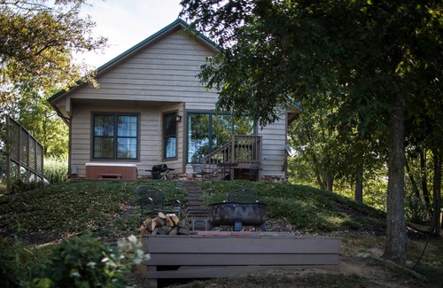 Carbondale Cabin | Hot Tub Cabin- In the Heart of Shawnee Wine Trail