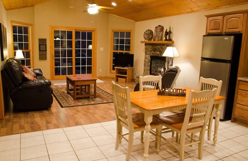 Carbondale Cabin | Hot Tub Cabin- In the Heart of Shawnee Wine Trail