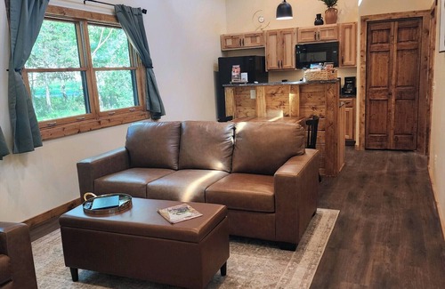Carbondale Cabin | Hot Tub Cabin- In the Heart of Shawnee Wine Trail