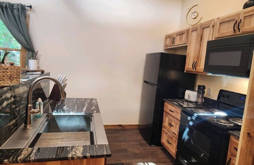 Carbondale Cabin | Hot Tub Cabin- In the Heart of Shawnee Wine Trail