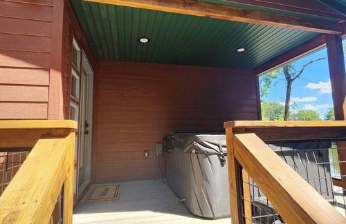 Carbondale Cabin | Hot Tub Cabin- In the Heart of Shawnee Wine Trail